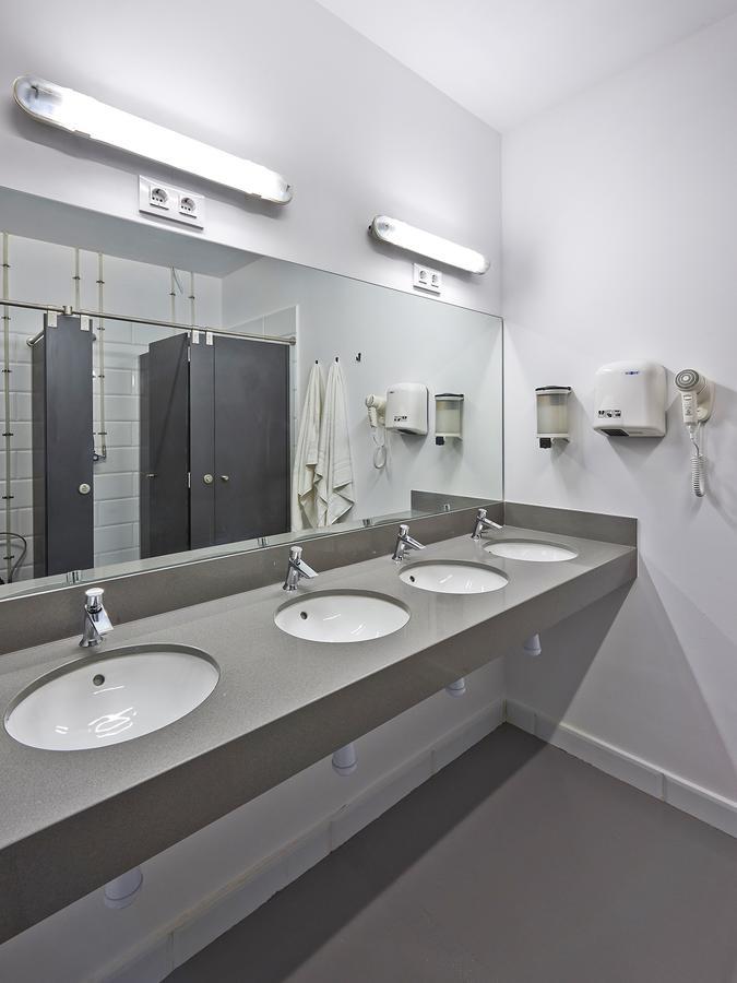 Hola Hostal Collblanc Л'Успіталет-да-Любрагат Екстер'єр фото
